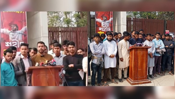 বেরোবির প্রধান ফটকে সংবাদ সম্মেলন করছে শিবির ও ছাত্রদল। ছবি: নিউজ এক্সপ্রেস