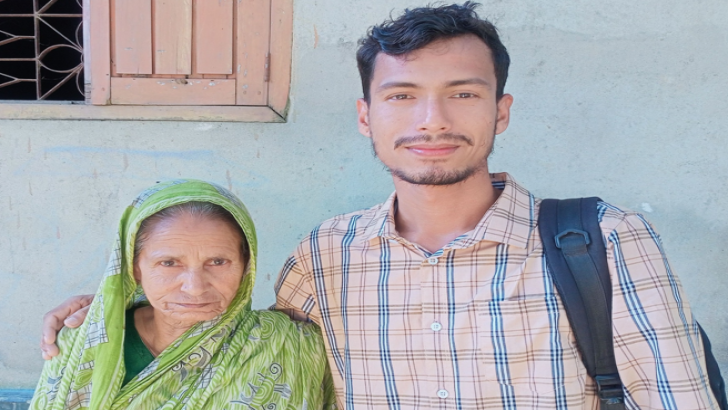 মনিরুল ইসলাম মুকুল ও তার মা। ছবি: সংগৃহীত
